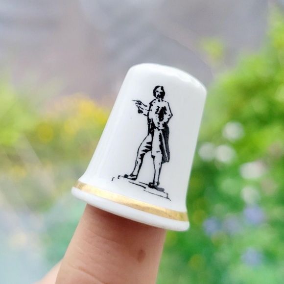 Vintage Thomas Paine Fine Bone China Collectible Thimble - Picture 1 of 8